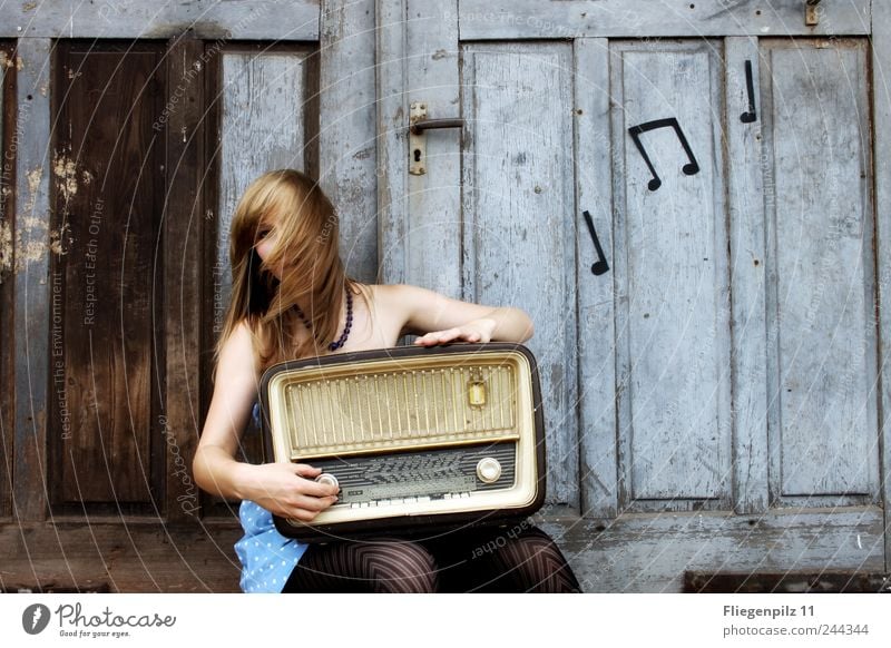 meine musik Stil Freude Radiogerät feminin Junge Frau Jugendliche Haare & Frisuren 1 Mensch Musik Musik hören Tor Tür Kleid Strumpfhose blond langhaarig