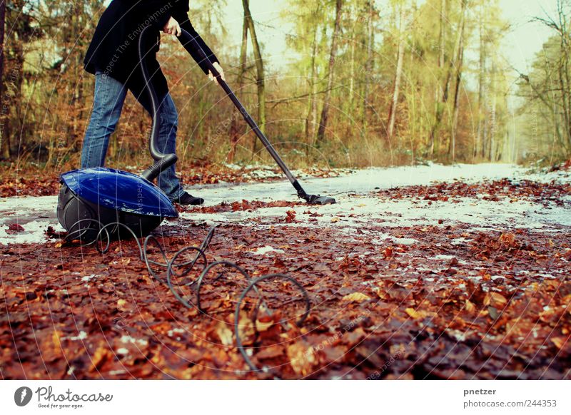 Wir wollen Sommer! Lifestyle Freizeit & Hobby Spielen Mensch Frau Erwachsene Beine Umwelt Natur anstrengen Klima saugen Wetter Herbst schön Blatt Sehnsucht kalt