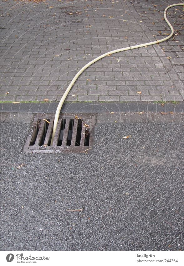 In dunklen Kanälen Straße Gully Schlauch Pflastersteine hängen liegen dreckig dunkel grau weiß gefährlich bedrohlich Sicherheit Sorge Umwelt Umweltverschmutzung