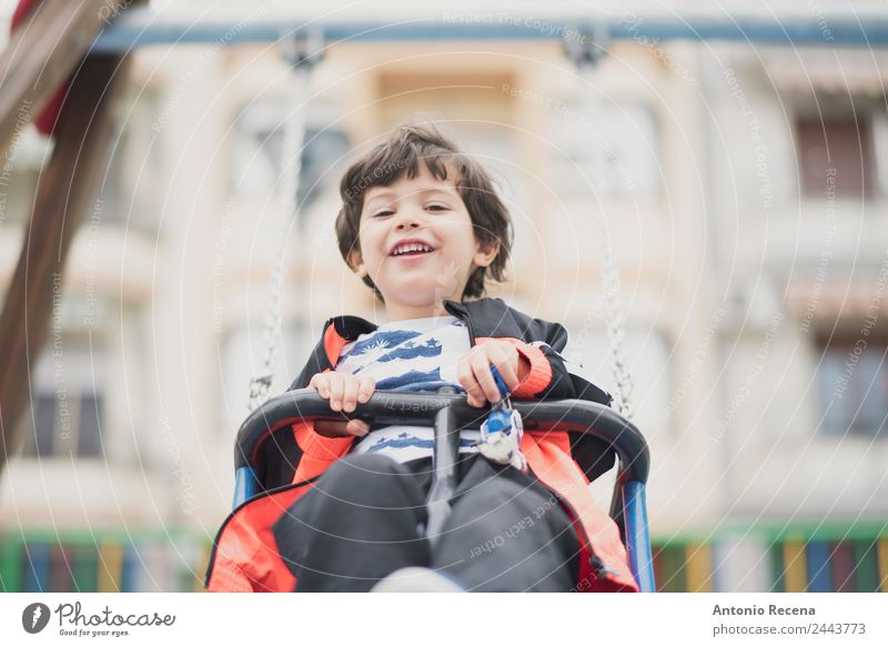 Babyspaß auf dem Spielplatz Freude Glück Freizeit & Hobby Spielen Kind Schule Junge Kindheit Jugendliche 1-3 Jahre Kleinkind Park Pullover Strumpfhose brünett