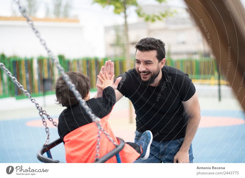 Hi fünf!!! Freude Glück Freizeit & Hobby Spielen Kind Schule Junge Mann Erwachsene Vater Kindheit Jugendliche 2 Mensch 1-3 Jahre Kleinkind 30-45 Jahre Park