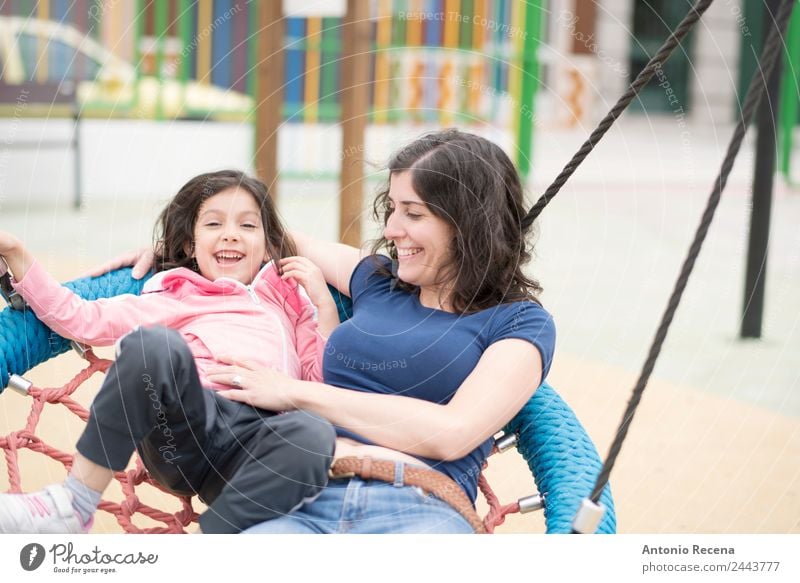 Mutter und Tochter spielen Freude Glück Freizeit & Hobby Spielen Muttertag Kind Schule Frau Erwachsene Eltern Kindheit Jugendliche 2 Mensch 3-8 Jahre