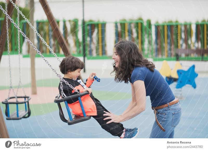 Spielen im Freien Freude Glück Freizeit & Hobby Kind Schule Junge Frau Erwachsene Eltern Mutter Kindheit Jugendliche Park Spielplatz Pullover Strumpfhose