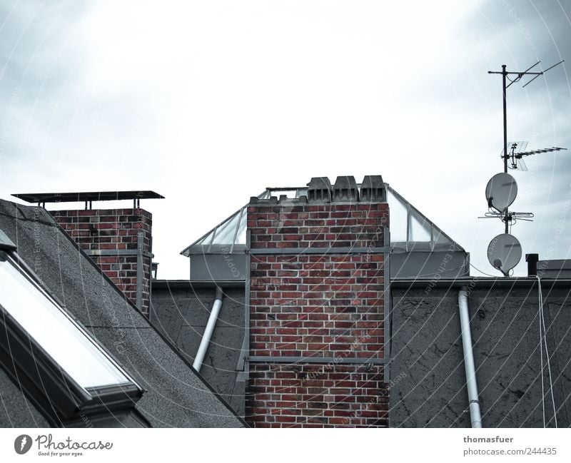 Über den Dächern Häusliches Leben Haus Himmel Stadtzentrum Architektur Mauer Wand Fenster Dach Dachrinne Schornstein Antenne Satellitenantenne Stein Glas Metall