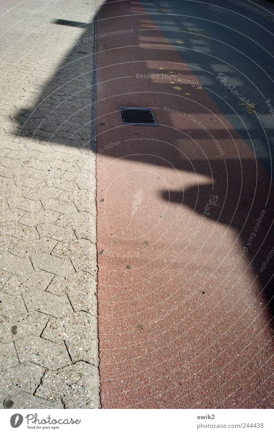 Stadtleben Nakskov Dänemark Stadtzentrum Verkehr Straße Fahrradweg fahren eckig einfach grau rosa schwarz parallel Fenster Schatten Silhouette Gully Farbfoto