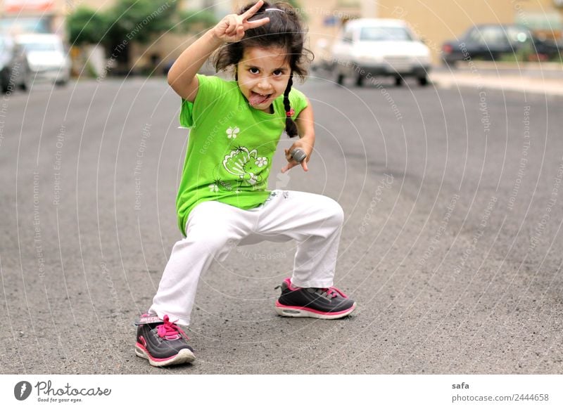 Helma Daneshvar, sie ist mein Neffe und liebt es, die ganze Zeit zu spielen feminin Kind 1 Mensch 3-8 Jahre Kindheit Frühling Stadt Straße Spielen sportlich