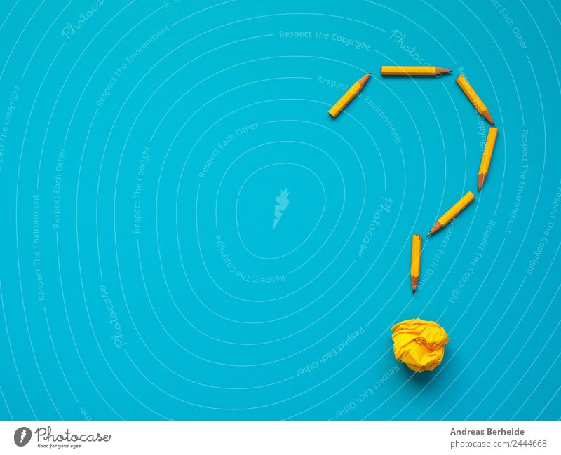 Fragezeichen mit Bleistiften und Papierkugel Büro Business Musiknoten Schreibwaren Schreibstift gelb Erfolg Idee einzigartig innovativ Inspiration Kreativität