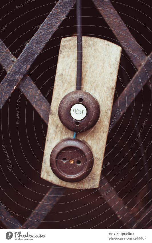 licht Ruine Mauer Wand Tür Tor hängen Technikfotografie Lichtschalter Elektrizität Steckdose antik Kabel Holz Metallwaren Farbfoto Gedeckte Farben Außenaufnahme