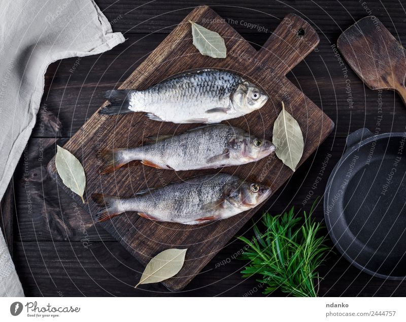 Flussfisch Kreuzritter und Barsch Fisch Meeresfrüchte Kräuter & Gewürze Ernährung Abendessen Diät Pfanne Tisch Tier Holz dunkel frisch oben retro braun schwarz