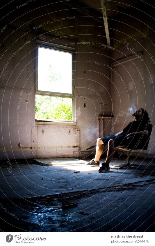 SMOKE Mensch maskulin Menschenleer Industrieanlage Fabrik Ruine Bauwerk Gebäude Mauer Wand Fenster Rauchen sitzen ästhetisch außergewöhnlich bedrohlich dunkel