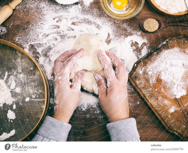 weibliche Hände kneten einen Teig Teigwaren Backwaren Brot Schalen & Schüsseln Tisch Küche Arme Hand Sieb Holz frisch natürlich oben braun weiß Hefe Hintergrund