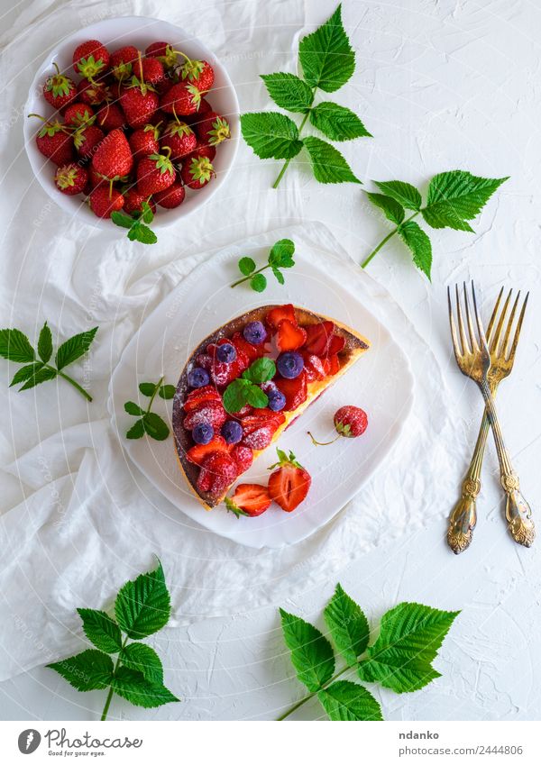 eine halbe Torte aus Hüttenkäse Käse Frucht Dessert Süßwaren Ernährung Teller Gabel Tisch Blatt Essen frisch hell lecker grün rot weiß Farbe Käsekuchen