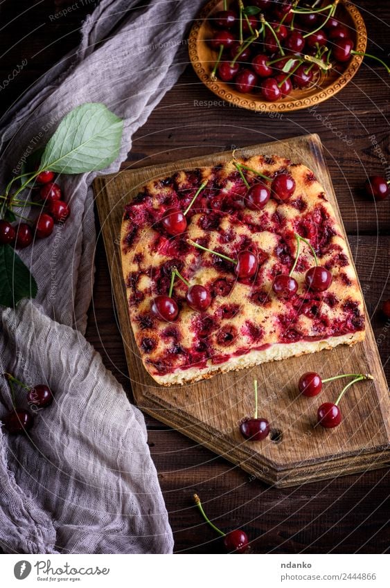 Kuchen mit Kirschen Lebensmittel Frucht Dessert Süßwaren Teller Holz Essen dunkel frisch lecker oben braun rot schwarz Pasteten Spielfigur Hintergrund backen