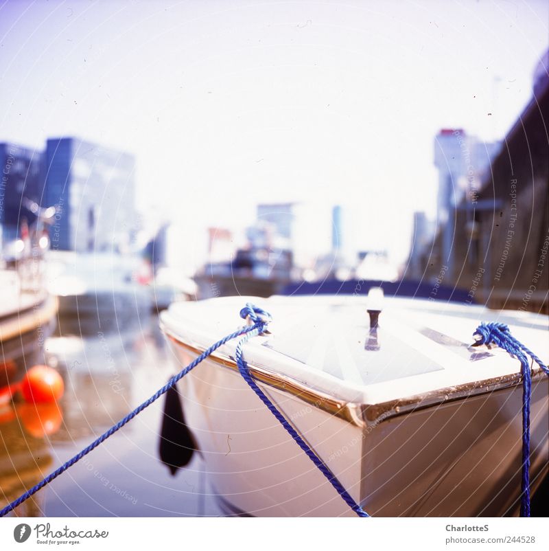 Im Medienhafen Sightseeing Städtereise Wellen Flussufer Düsseldorf Hafenstadt Skyline Hochhaus Binnenschifffahrt Kreuzfahrt Sportboot Jacht Motorboot