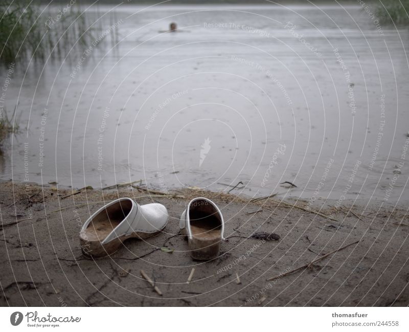 doppelt näßt besser Ferien & Urlaub & Reisen Sommer Mensch 1 Landschaft Wasser schlechtes Wetter Regen Seeufer Strand Teich Schuhe Holzschuhe Schwimmen & Baden