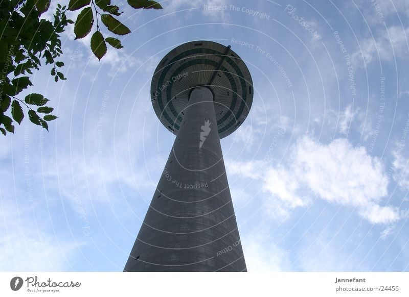 Blick nach oben 1 Frankfurt am Main Wolken Architektur hoch Fernsehturm