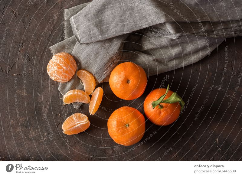 Kleine Mandarinen Frucht Essen Diät Blatt Holz frisch natürlich saftig gelb grün weiß Hintergrund Weihnachten Zitrusfrüchte Clementine Lebensmittel Gesundheit