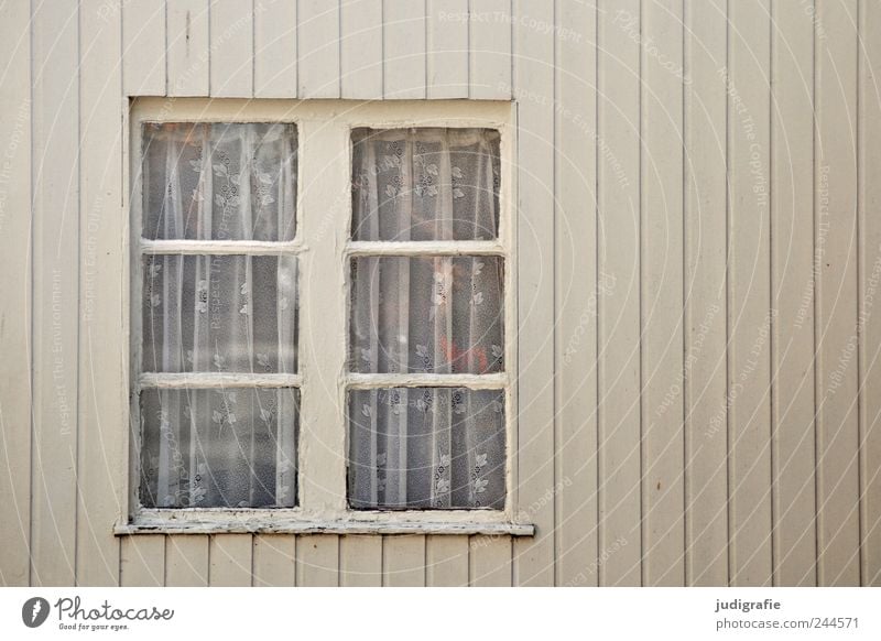 Fenster Haus Einfamilienhaus Hütte Fassade Häusliches Leben Linie Gardine alt Holz Farbfoto Gedeckte Farben Außenaufnahme Menschenleer