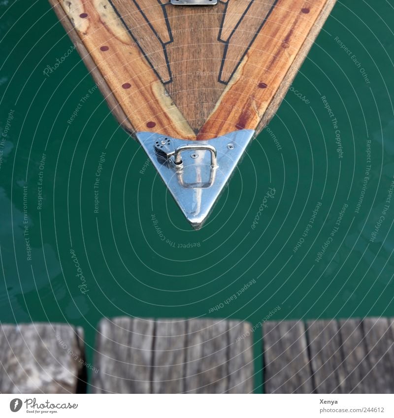 Spitz Segeln See Holz eckig braun grün silber Steg Spitze Wasserfahrzeug Segelboot Ferien & Urlaub & Reisen Dreieck Strukturen & Formen Farbfoto Gedeckte Farben