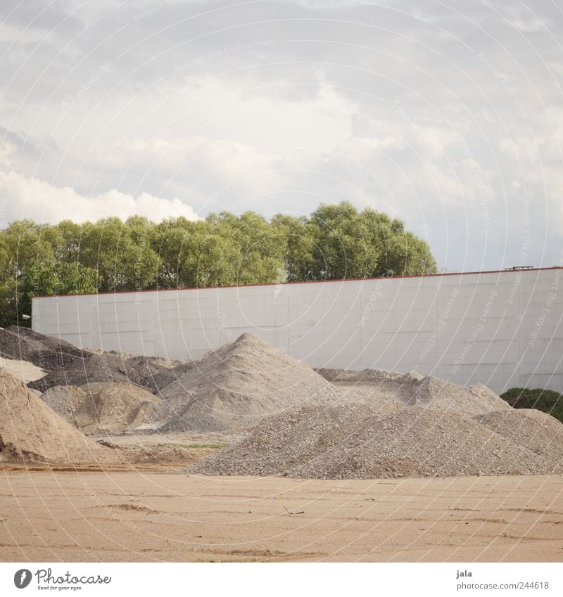 sandkasten für fortgeschrittene Himmel Wolken Pflanze Baum Industrieanlage Fabrik Bauwerk Gebäude Mauer Wand Fassade Stein Sand Baustelle Farbfoto Außenaufnahme