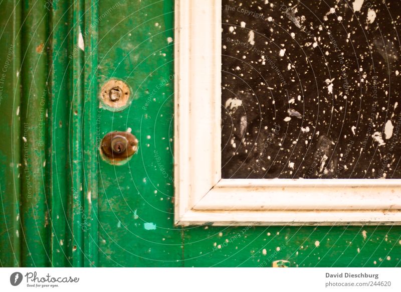 Details einer Tür grün weiß geschlossen alt rustikal Fenster Fensterscheibe Leiste dreckig Linie Farbe lackiert Schlüsselloch Detailaufnahme Farbfoto