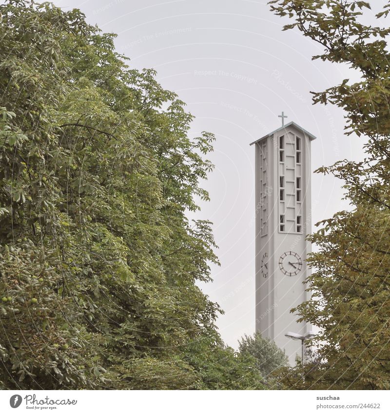 virtel nach vier .. sagt gott! Umwelt Himmel Sommer Kleinstadt Stadtrand Kirche Gebäude Architektur Beton grün Schutz Glaube Religion & Glaube Baum Blatt Uhr