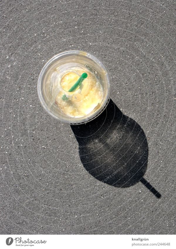 12 Uhr mittags Lebensmittel Milcherzeugnisse Dessert Ernährung Becher Trinkhalm Plastikbecher lecker gelb grau grün genießen satt Farbfoto Außenaufnahme