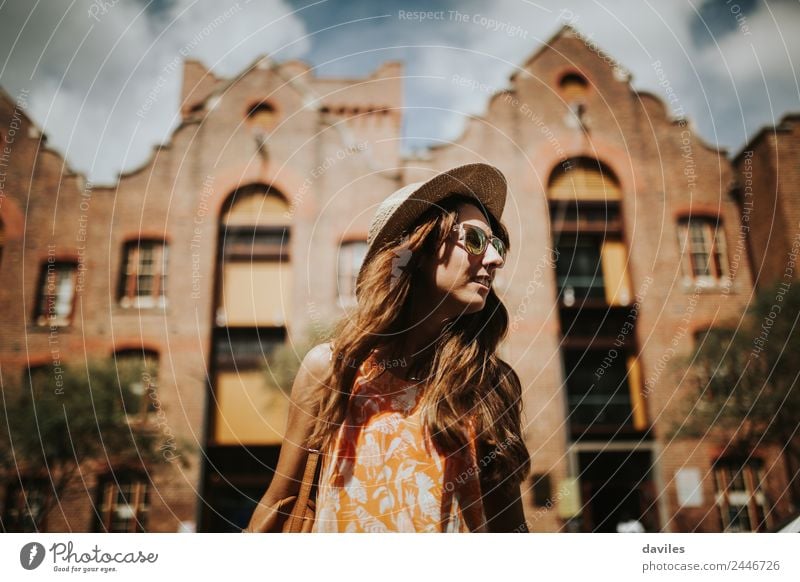 Blonde Frau mit Sonnenbrille und Hut besucht die Stadt Sydney im Sommer. Lifestyle Stil Glück schön Körper Ferien & Urlaub & Reisen Tourismus Städtereise Mensch