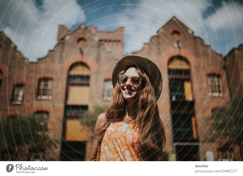 Glückliche dünne Frau mit Sonnenbrille und Hut lächelt beim Besuch von The Rocks in der Stadt Sydney, Australien. Lifestyle Freude Freizeit & Hobby