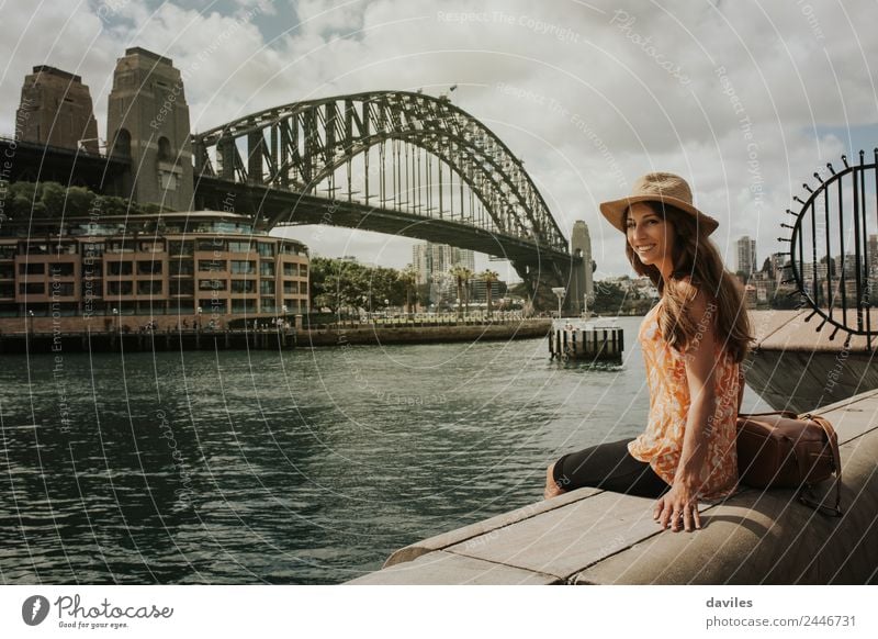 Glückliche Frau schaut in die Kamera mit der Harbor Bridge im Hintergrund, in der Stadt Sydney, Australien. Lifestyle Freude Wellness Freizeit & Hobby