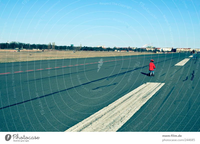 flugfeld Flughafen Landebahn Berlin roter zwerg betonwüste Asphalt Sonntag Streifen Mittelstreifen Fahrbahn Teer Ferne