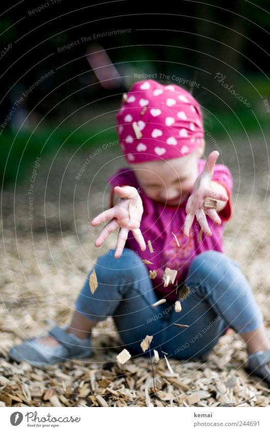 Die einfachen Dinge Spielen Spielplatz Mensch Kind Mädchen Kindheit Leben Hand Finger Beine 1 1-3 Jahre Kleinkind Kopftuch Rindenmulch Holzspäne Herz sitzen