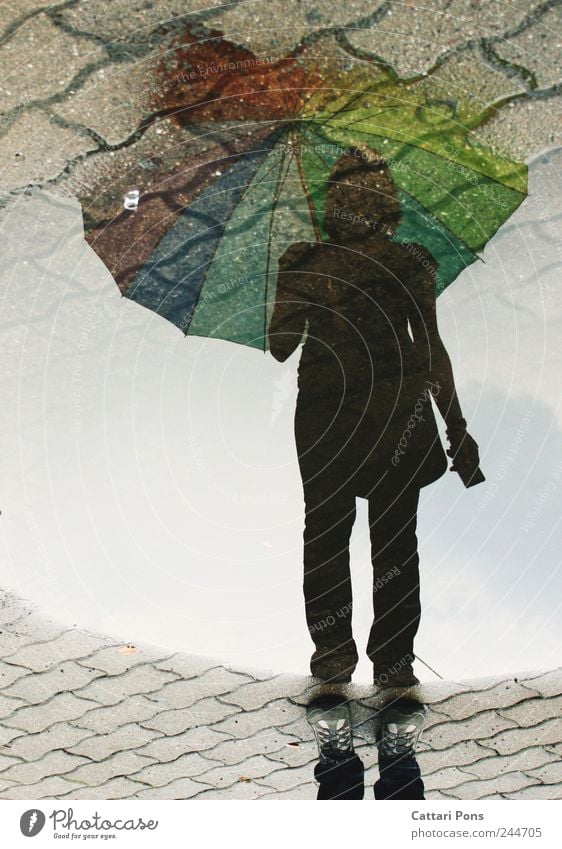 Ich bin da... feminin Junge Frau Jugendliche Erwachsene 1 Mensch Wasser schlechtes Wetter stehen warten Flüssigkeit einzigartig kalt nass mehrfarbig Silhouette