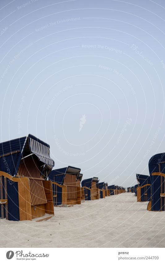 strand Landschaft Sand Himmel Wolkenloser Himmel Strand blau Ferien & Urlaub & Reisen Urlaubsfoto Strandkorb leer geschlossen viele Ostsee Farbfoto