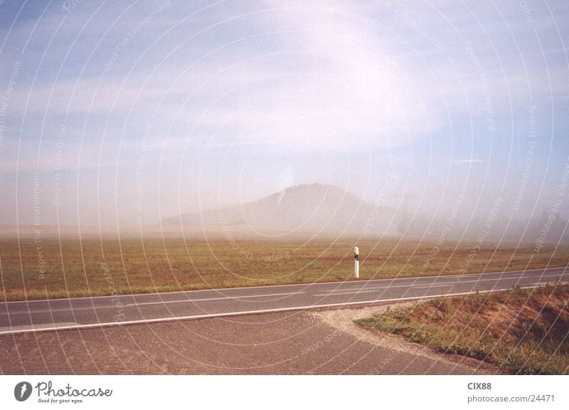 Morgennebel Nebel Feld Einsamkeit Straße Berge u. Gebirge Amerika Himmel