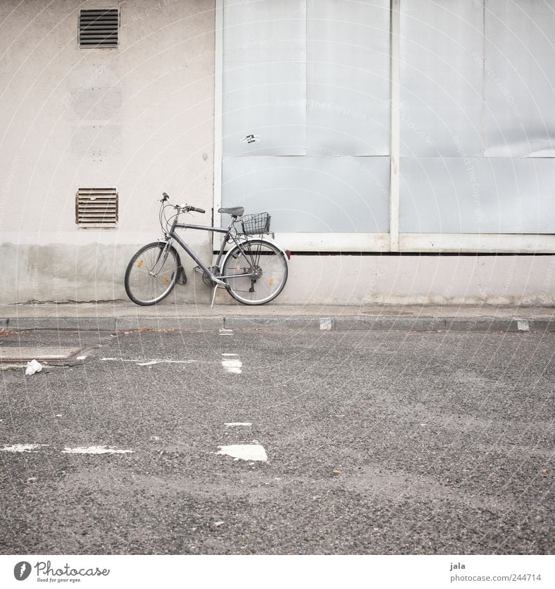 abgestellt Haus Platz Bauwerk Gebäude Mauer Wand Fassade Straße Wege & Pfade Fahrrad trist Farbfoto Außenaufnahme Menschenleer Tag