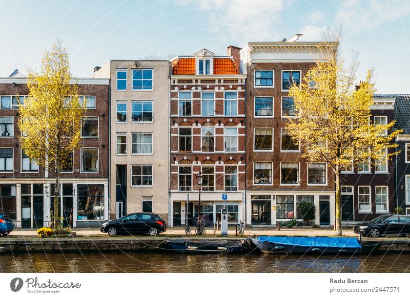 Schöne Architektur niederländischer Häuser und Hausboote am Amsterdamer Kanal im Herbst Niederlande Großstadt Berühmte Bauten Ferien & Urlaub & Reisen