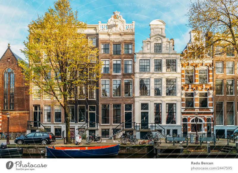 Schöne Architektur niederländischer Häuser und Hausboote am Amsterdamer Kanal im Herbst Niederlande Großstadt Berühmte Bauten Ferien & Urlaub & Reisen