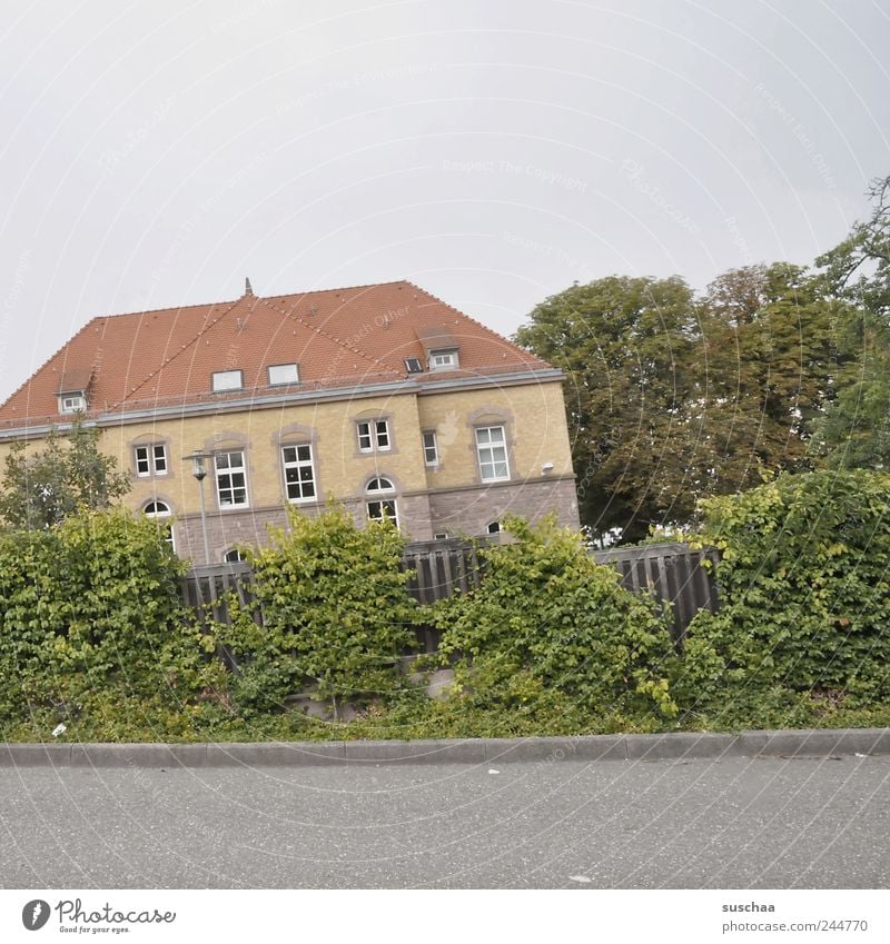 der horizont is schief ... Illusion Kleinstadt Stadtrand Randabfall Neigung Haus Gebäude Reichtum Dorf Domizil Anwesen Gutshaus Himmel Dach Fenster Baum Straße