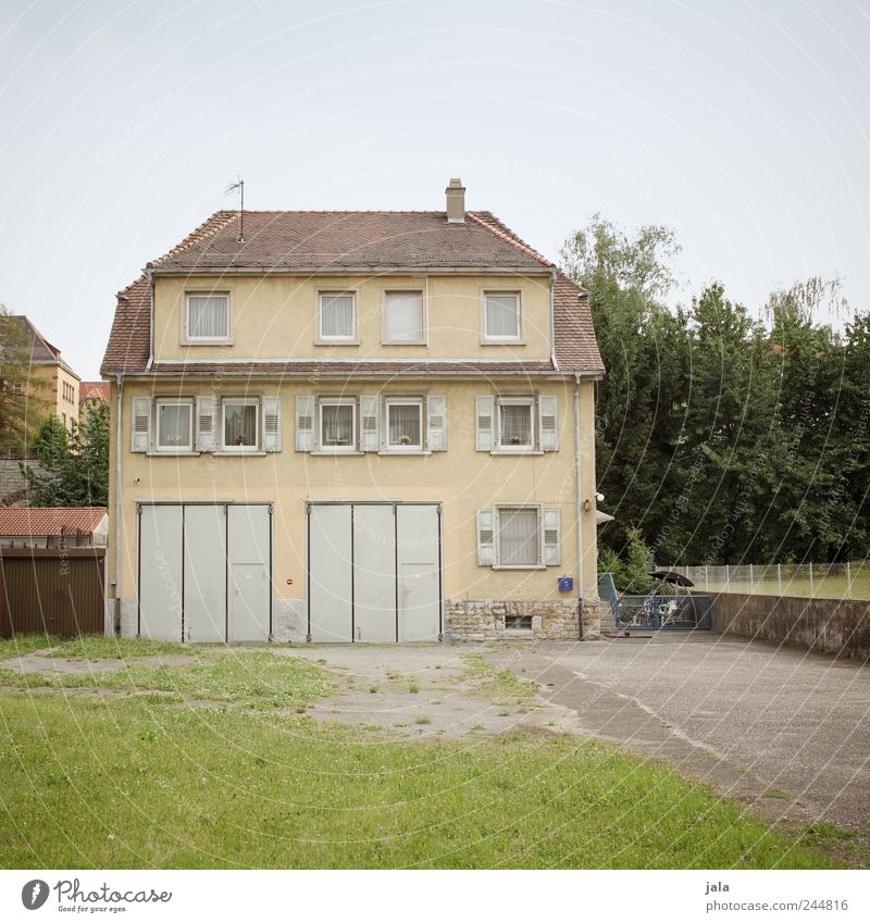 behausung Himmel Pflanze Baum Gras Garten Wiese Haus Platz Bauwerk Gebäude Architektur Fenster Tür Dach trist Farbfoto Außenaufnahme Menschenleer