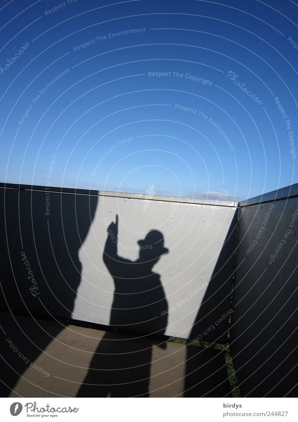 Da gehts nach aufwärts maskulin 1 Mensch Wolkenloser Himmel Schönes Wetter blau grau schwarz skurril Surrealismus zeigen Zeigefinger Hut hoch himmelwärts deuten