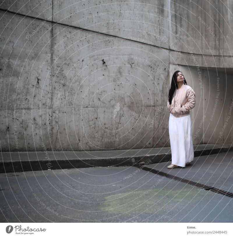 Nikolija feminin Frau Erwachsene 1 Mensch Tunnel Mauer Wand Kleid Jacke brünett langhaarig beobachten gehen Blick stehen dunkel schön selbstbewußt Coolness