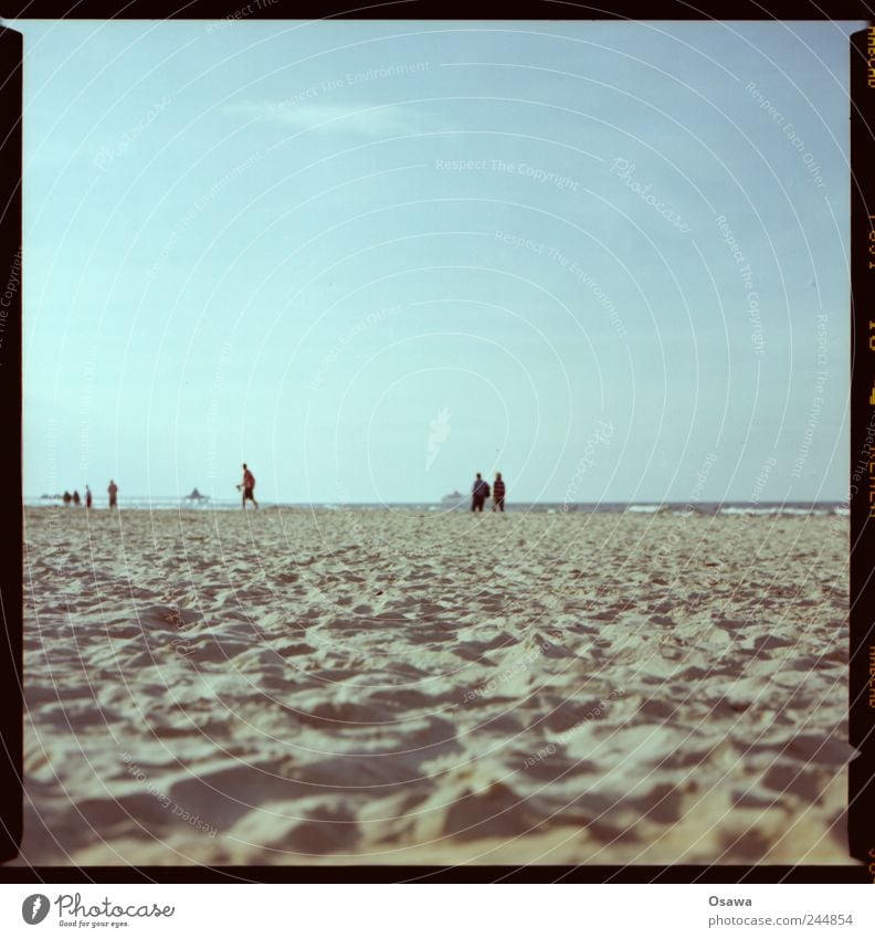 Strand Meer Ostsee Sand Strukturen & Formen Horizont Mensch Silhouette Himmel Ferien & Urlaub & Reisen Sommer Textfreiraum