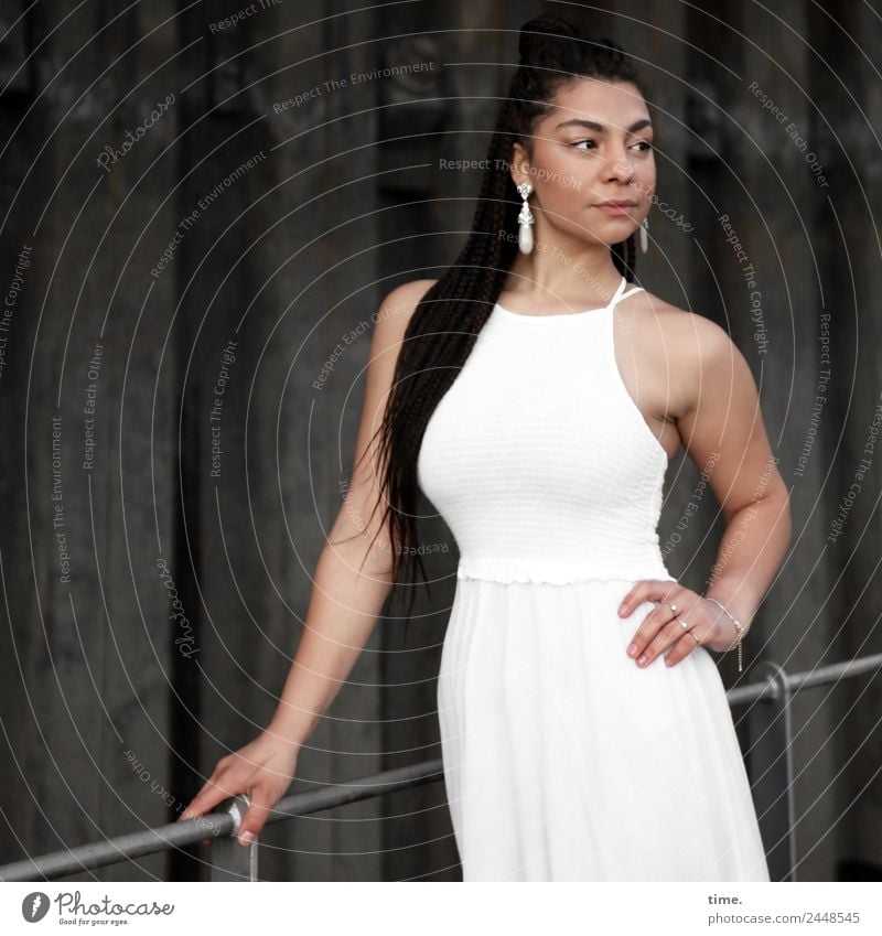 Nikolija feminin Frau Erwachsene 1 Mensch Mauer Wand Brückengeländer Kleid Ohrringe brünett langhaarig beobachten festhalten Blick stehen elegant schön weiß