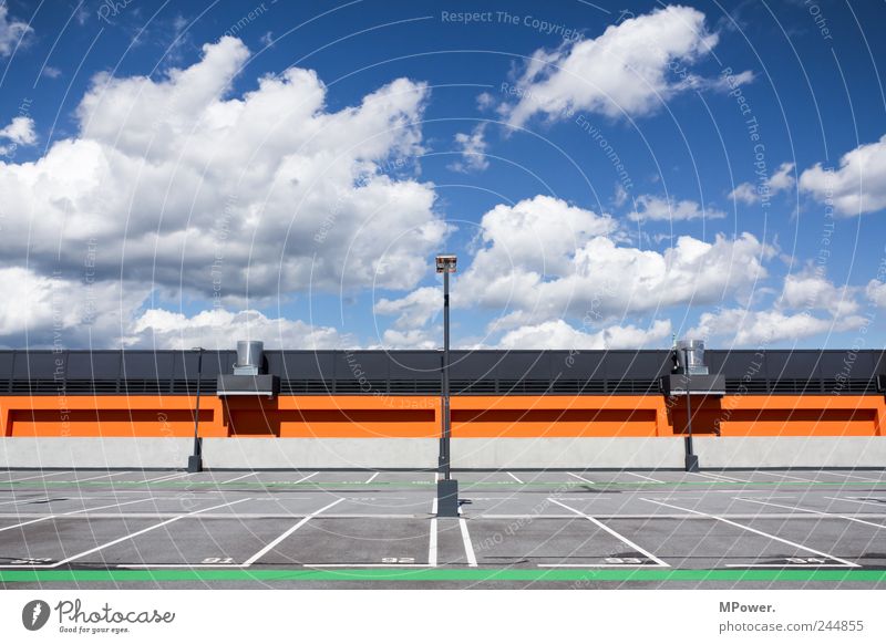 sonnendeck Parkhaus Gebäude Sauberkeit blau grün Wolkenhimmel Parkplatz Parkplatzbeleuchtung Laterne orange gerade Streifen Fahrbahnmarkierung Kontrast