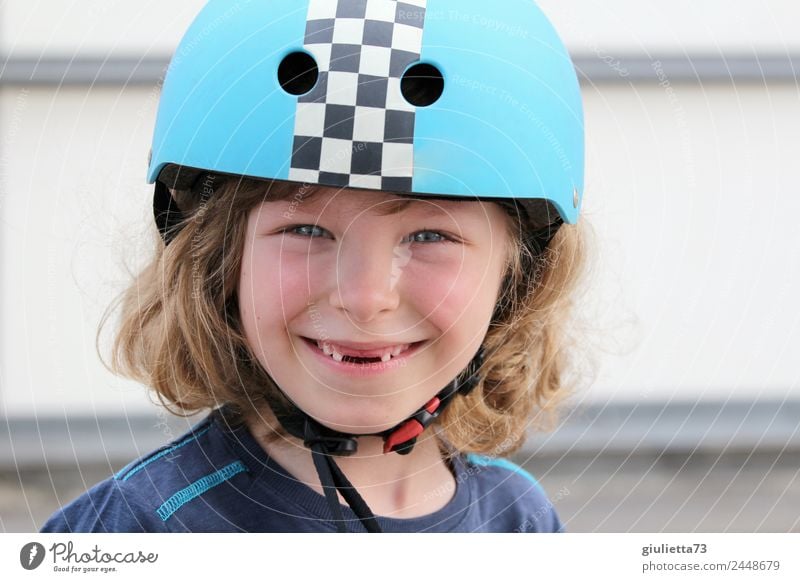 Coole Lücke | Porträt eines Jungen mit Fahrradhelm und Zahnlücke Kind Kindheit Zähne 1 Mensch 3-8 Jahre Helm blond langhaarig Locken Lächeln lachen Coolness