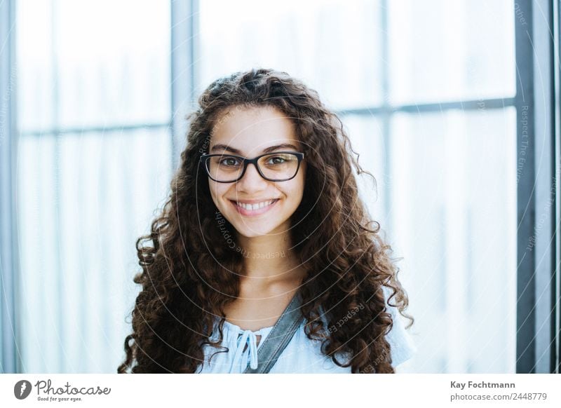 Junge lächelnde Brasilianerin mit lockigem Haar Lifestyle elegant Stil Freude Glück schön Haare & Frisuren Leben Wohlgefühl Zufriedenheit Flirten Student