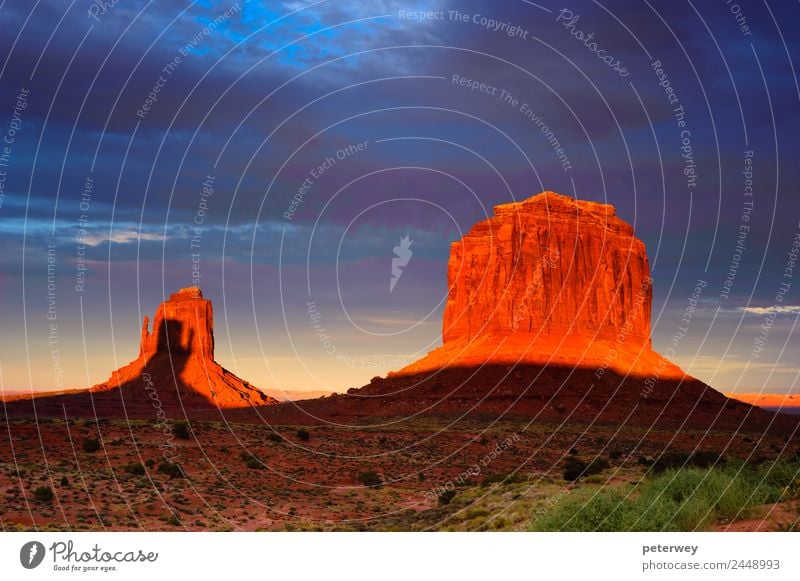 Monument Valley at sunset, Utah, USA Ferien & Urlaub & Reisen Natur Landschaft Sand Wolken Sonnenaufgang Sonnenuntergang Park Feld Hügel Felsen Schlucht