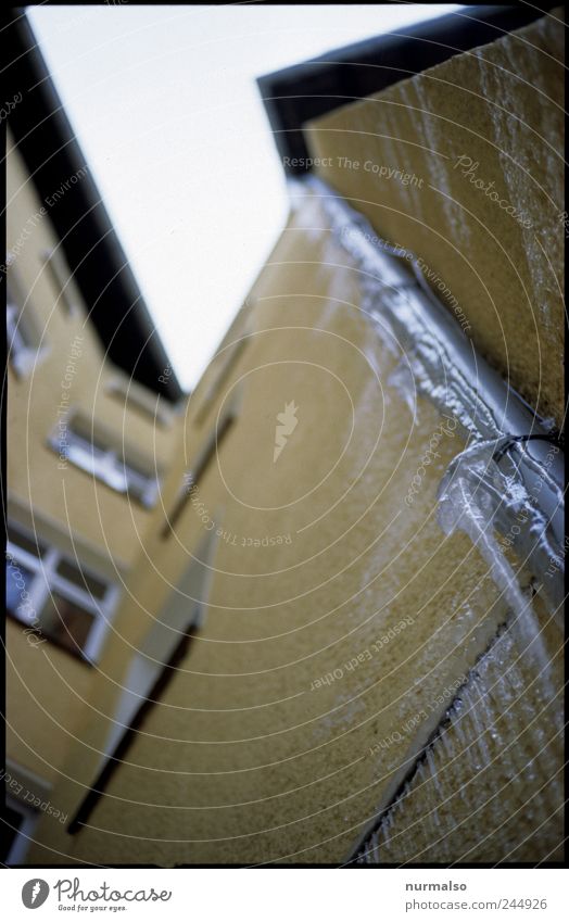 das lässt mich kalt Häusliches Leben Kunst Umwelt Natur Winter Klima Eis Frost Mauer Wand Fassade Dach Dachrinne Zeichen frieren eckig trashig trist Stadt