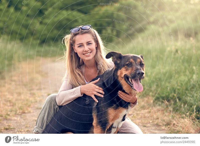 Glücklicher lächelnder Hund mit seinem hübschen jungen Besitzer Lifestyle Freude schön Freizeit & Hobby Spielen Sommer Frau Erwachsene Freundschaft 1 Mensch